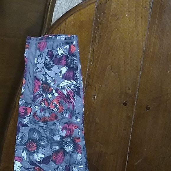 Really cute women's athletic pants - Picture 3 of 9